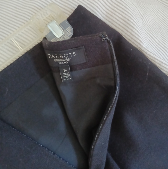 Talbots black wool pencil cut skirt. Size 2 petite - Picture 3 of 4